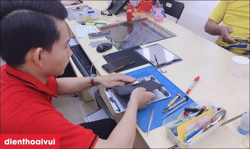 Quy trình thay pin chuyên nghiệp, minh bạch mang đến sự hài lòng cho khách hàng