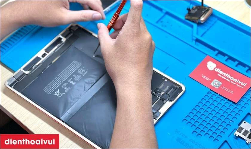 Quy trình thay pin iPad Pro M1 12.9 chuyên nghiệp tại Điện Thoại Vui