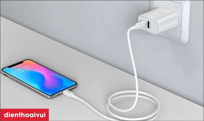 Sử dụng bộ sạc không chính hãng là nguyên nhân làm iPhone bị chai pin