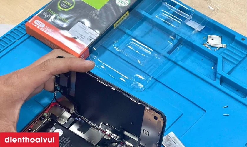 Dịch vụ thay pin iPhone 12 dung lượng siêu cao chính hãng Pisen lấy liền tại Điện Thoại Vui