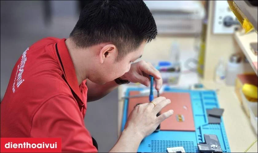 Quy trình thay pin iPhone 12 Mini dung lượng cao chính hãng Deji chuyên nghiệp lấy liền tại Điện Thoại Vui