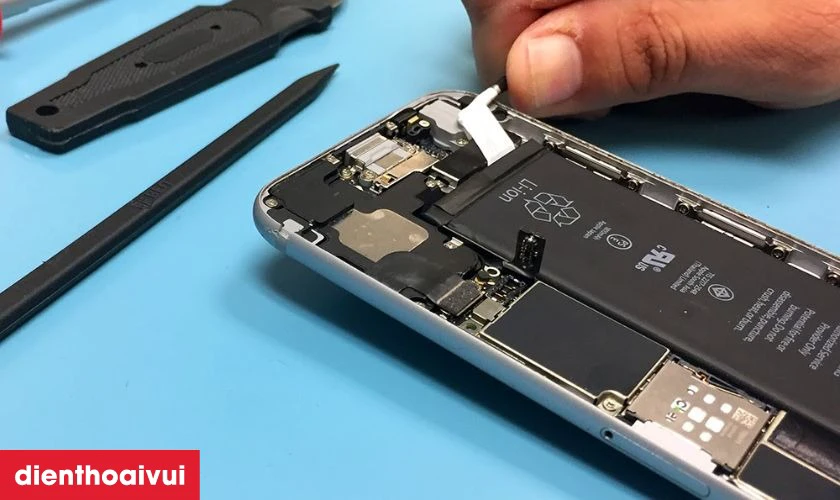 Các dấu hiệu nhận biết bạn cần thay pin iPhone 13