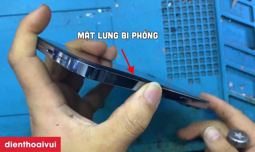 Phần lưng iPhone bị cong nhẹ lên hoặc nứt vỏ khi pin bị phồng