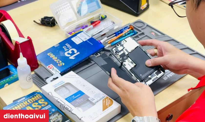 Quy trình thay pin iPhone 15 dung lượng siêu cao chính hãng GENA chuyên nghiệp lấy liền tại Điện Thoại Vui
