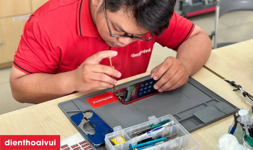 Quy trình thay pin iPhone dung lượng siêu cao chính hãng Vmas chuyên nghiệp lấy liền tại Điện Thoại Vui