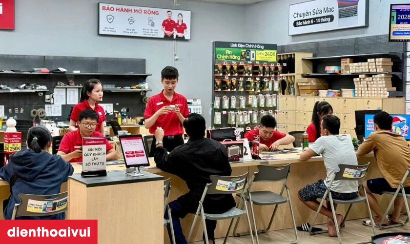 Quy trình thay pin chuyên nghiệp, minh bạch giúp khách hàng an tâm