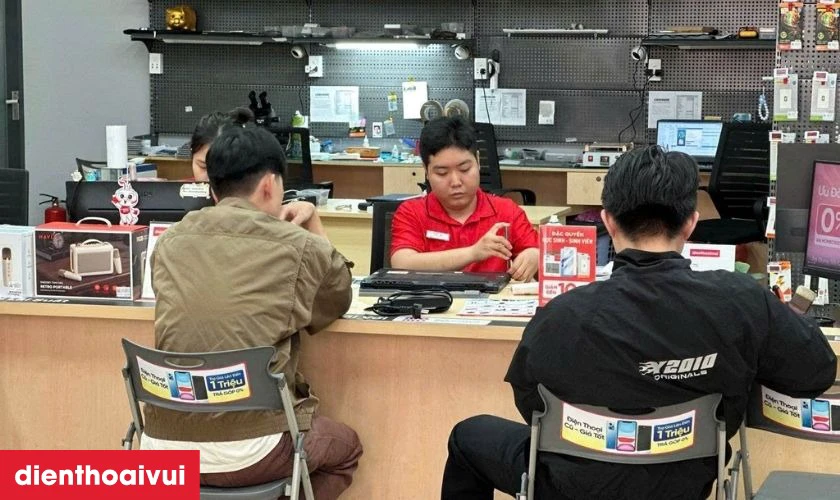 Thay pin iPhone 15 Pro chính hãng Pisen lấy liền tại Điện Thoại Vui