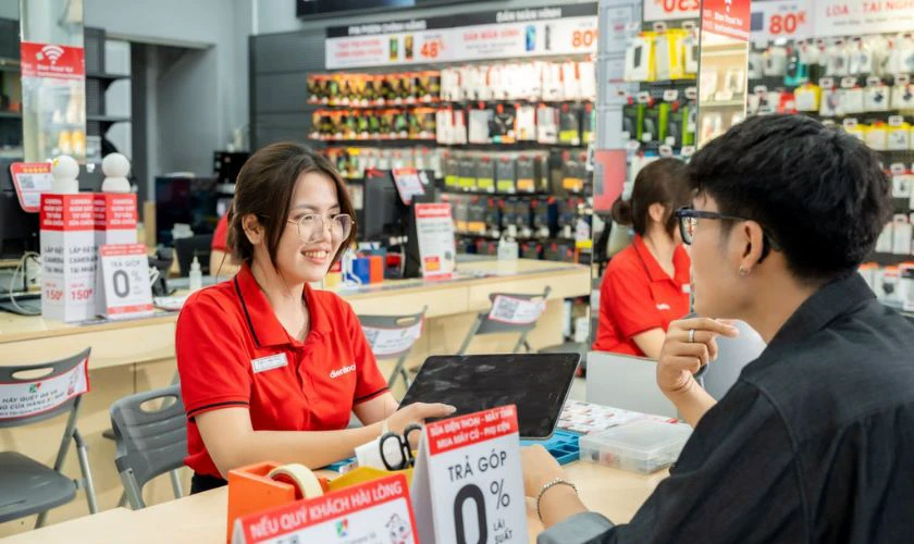 Quy trình thay pin iPhone 15 Pro dung lượng siêu cao chính hãng Vmas chuyên nghiệp lấy liền tại Điện Thoại Vui