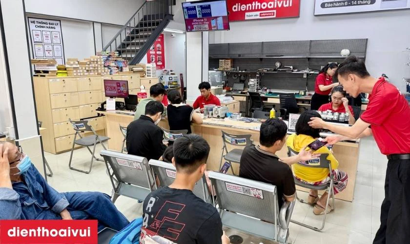 Dịch vụ thay pin iPhone 15 Pro dung lượng siêu cao chính hãng Vmas lấy liền tại Điện Thoại Vui