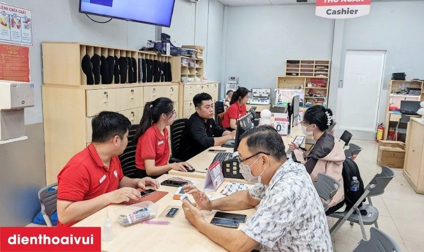 Quy trình thay pin iPhone 15 Pro Max tại Điện Thoại Vui