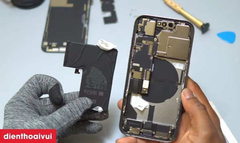 Có nên thay pin iPhone 15 Pro Max dung lượng siêu cao Vmas không?