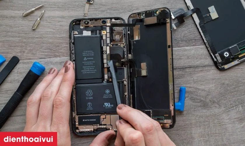 Thay pin mới cho iPhone