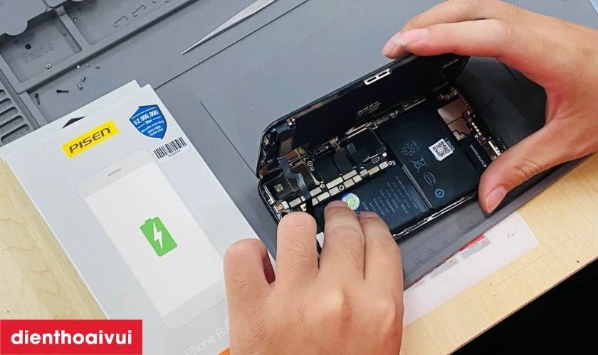 Thay pin mới cho iPhone 16