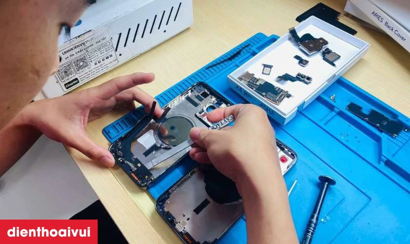 Quy trình thay pin iPhone 16 Pro Max chuyên nghiệp lấy liền tại Điện Thoại Vui