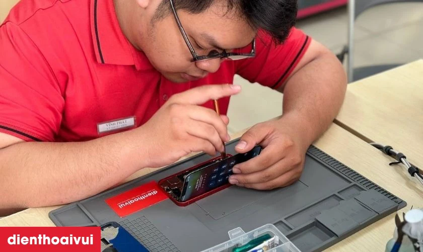 Quy tr&igrave;nh thay pin iPhone 17 ch&iacute;nh h&atilde;ng Pisen tại Điện Thoại Vui