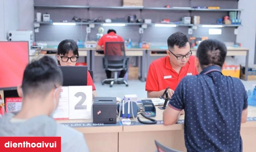 Quy tr&igrave;nh thay pin iPhone 17 dung lượng si&ecirc;u cao ch&iacute;nh h&atilde;ng GENA tại Điện Thoại Vui