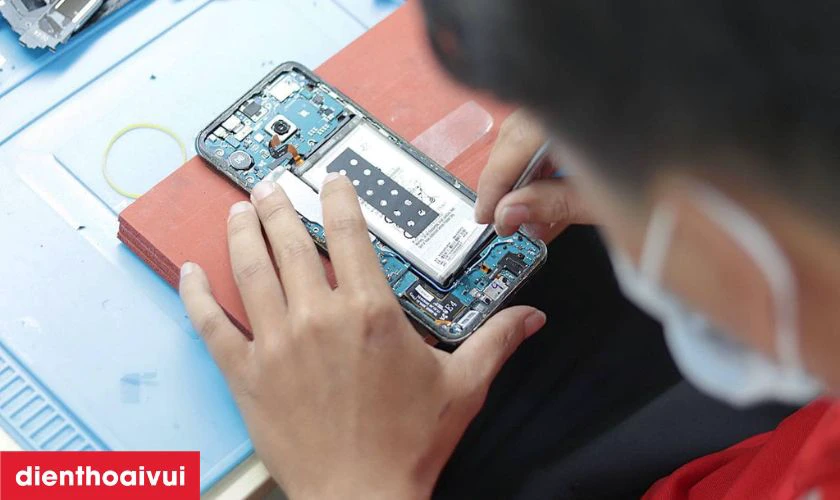 Quy trình thay pin iPhone 17 Pro Max an toàn tại Điện Thoại Vui