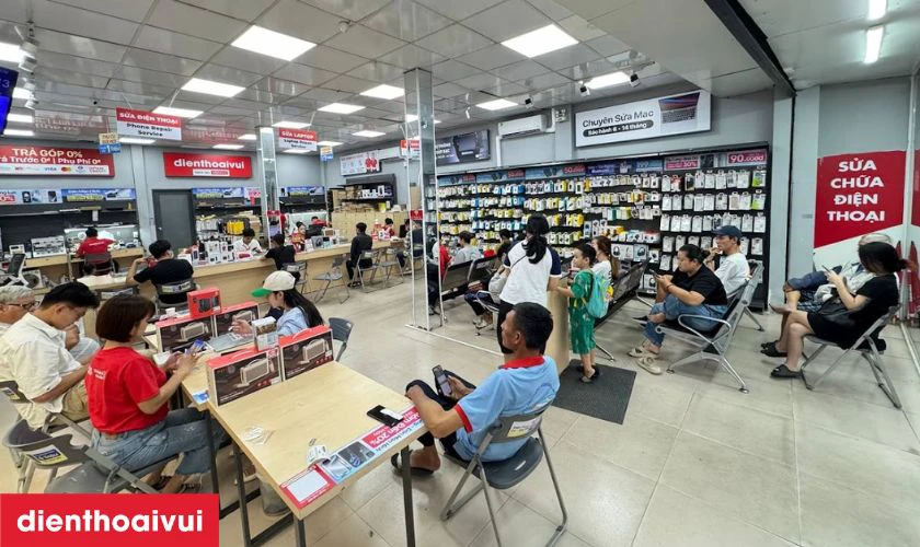 Kỹ thuật viên bàn giao máy cho khách kiểm tra lại