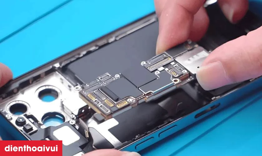 Yếu tố ảnh hưởng đến giá thay pin iPhone quận Hai Bà Trưng