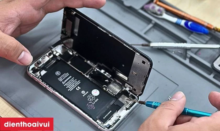 Thực hiện thao tác thay thế pin iPhone XR