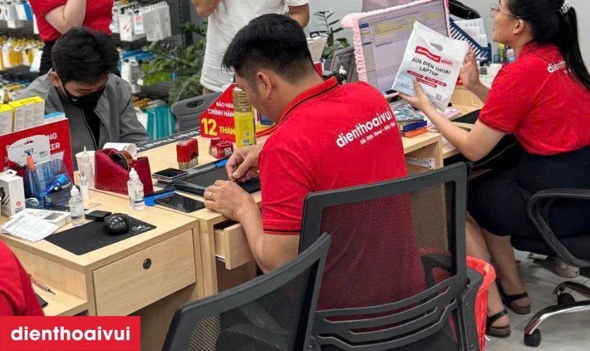 Thực hiện thay pin iPhone XS bằng dụng cụ chuyên dụng
