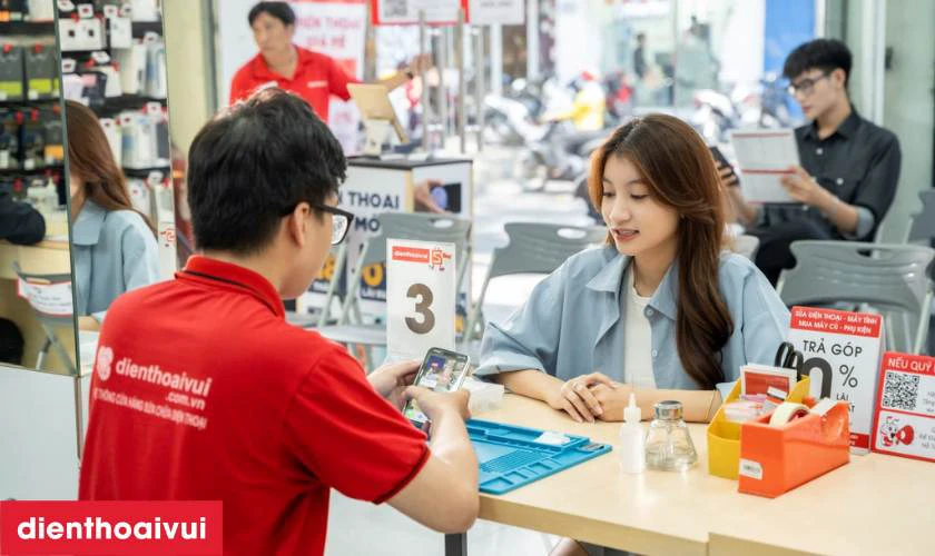 Kỹ thuật viên sẽ kiểm tra chi tiết tình trạng pin