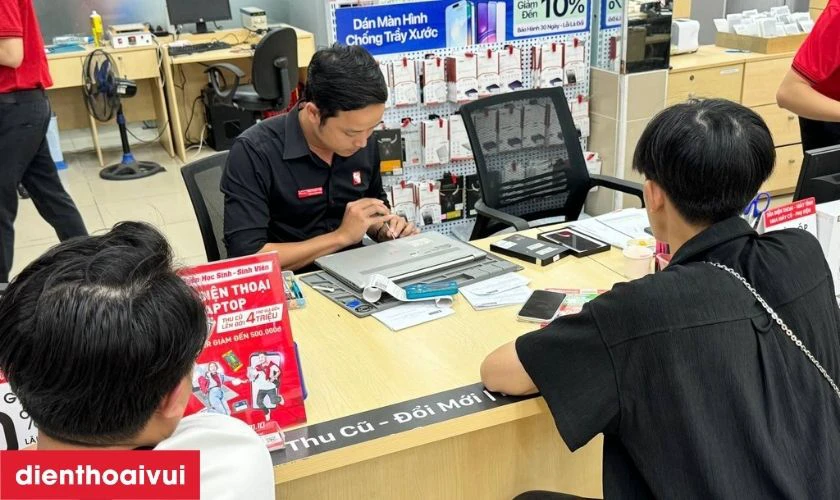 Kiểm tra tình trạng laptop và báo giá sửa chữa