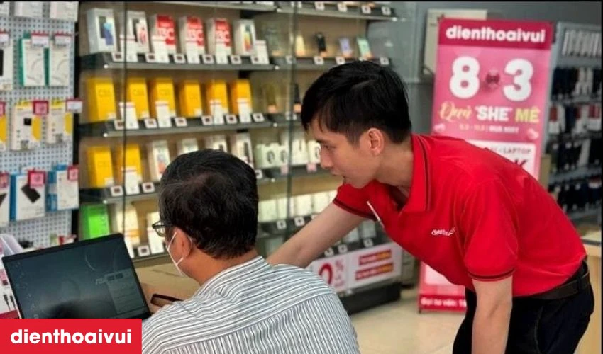 Khách hàng kiểm tra máy trước khi thanh toán