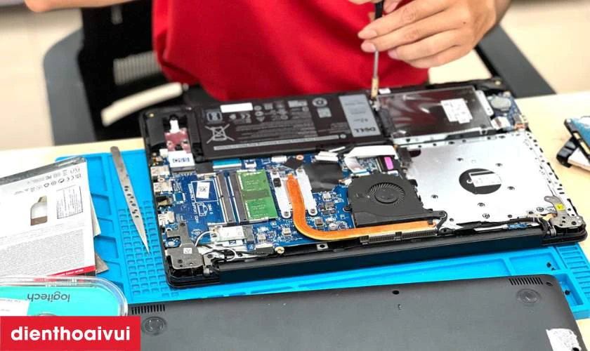 Kỹ thuật viên tháo lắp linh kiện tỉ mỉ