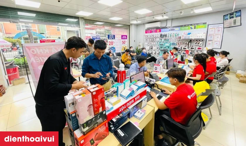 Khách hàng mang máy đến kiểm tra và sử dụng dịch vụ