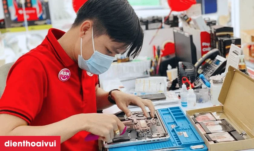 Kỹ thuật viên giỏi, giàu kinh nghiệm trực tiếp thay pin mới