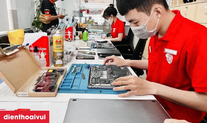 Kỹ thuật viên kiểm tra lần cuối và vệ sinh máy trước khi bàn giao