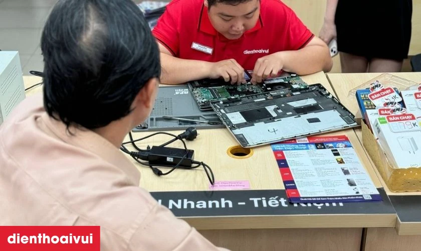 Quy trình thay pin laptop diễn ra minh bạch, chuyên nghiệp