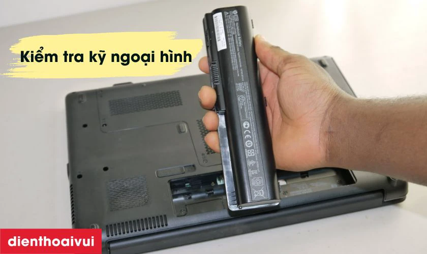 Pin chính hãng thường có thiết kế chắc chắn, vỏ ngoài nhẵn mịn