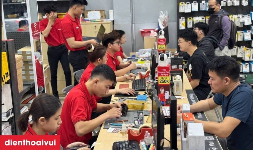 Quy tr&igrave;nh thay pin laptop HP nhanh ch&oacute;ng, lấy liền tại Điện Thoại Vui