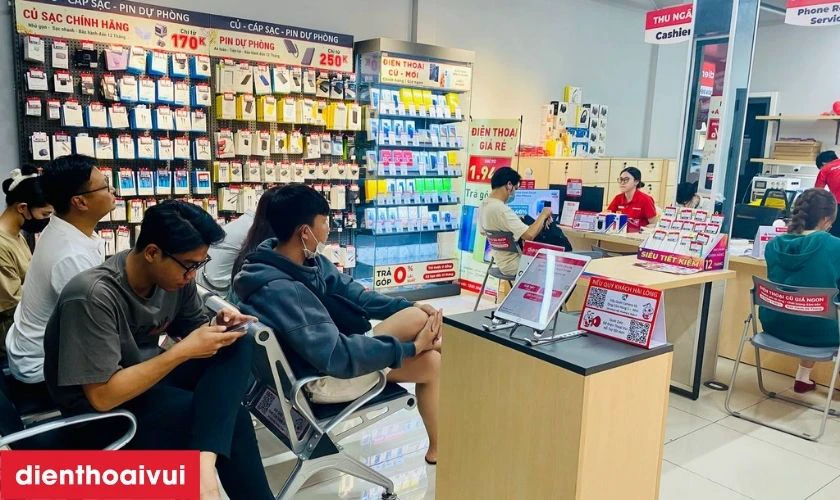 Kh&aacute;ch h&agrave;ng nhận lại m&aacute;y v&agrave; thanh to&aacute;n