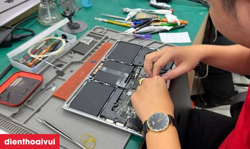 Quy tr&igrave;nh thay pin laptop HP EliteBook 1040 G nhanh ch&oacute;ng