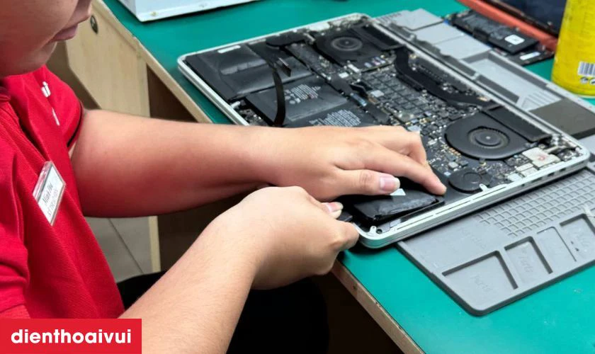 Nhân viên bàn giao máy, hướng dẫn bảo quản pin và thanh toán
