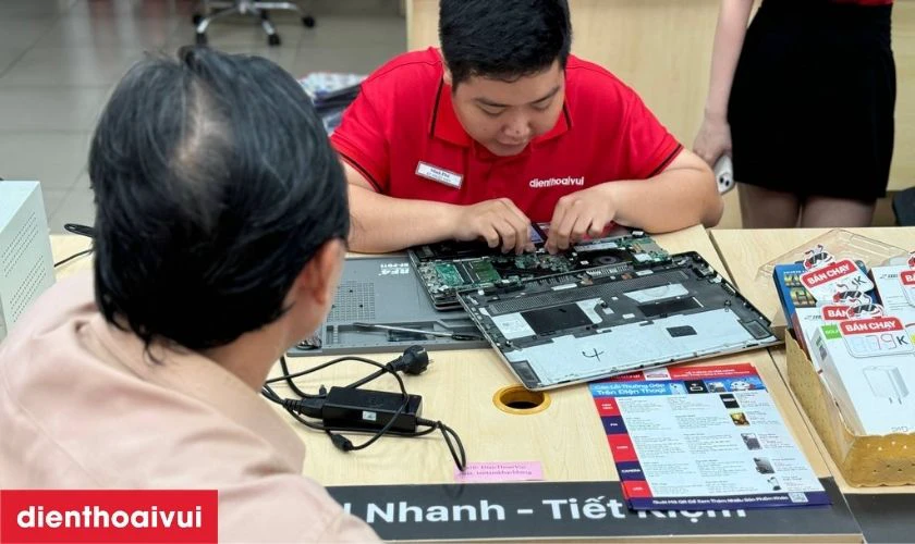 Kỹ thuật viên tiến hành kiểm tra toàn diện laptop HP Pavilion 14CK