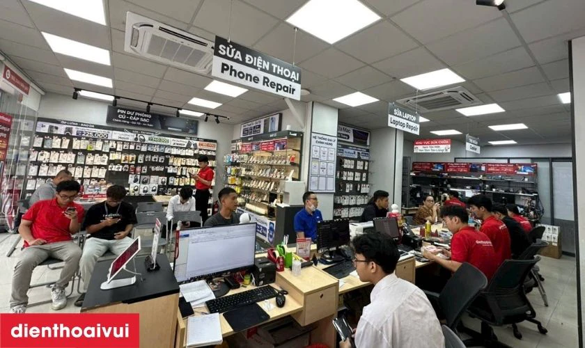 Nh&acirc;n vi&ecirc;n gửi m&aacute;y đ&atilde; được thay pin lại cho kh&aacute;ch kiểm tra