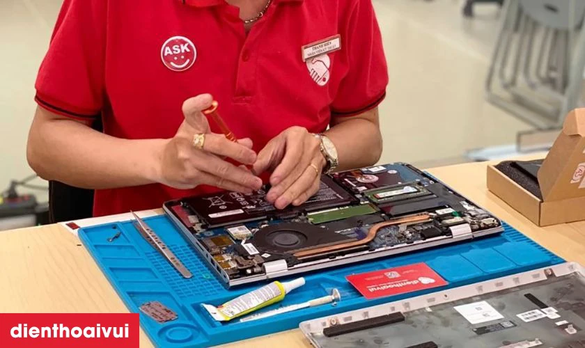 Quy tr&igrave;nh thay pin laptop HP Spectre X360 13-AE000 nhanh ch&oacute;ng