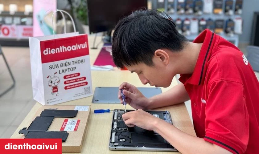 Quy trình thay pin MacBook Air 2011 tại Điện Thoại Vui