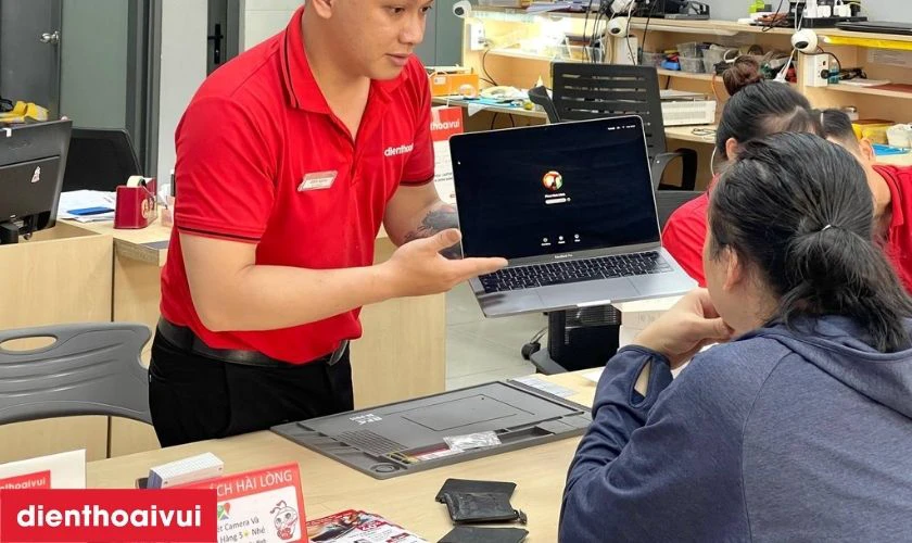 Khách nhận lại máy, kiểm tra lần cuối, nhân viên tư vấn cách sử dụng, bảo quản pin và thanh toán