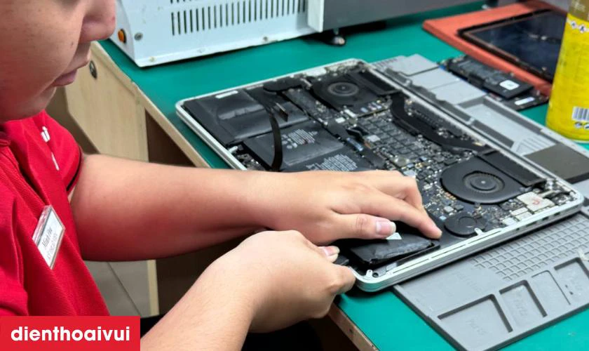 Máy sẽ được tháo và lắp linh kiện mới