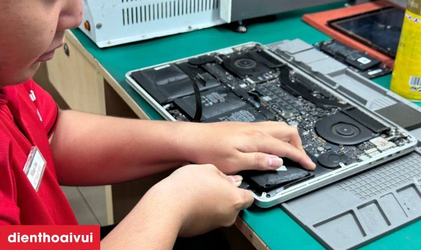 Quy trình thay pin MacBook Air 2020 ]tại Điện Thoại Vui