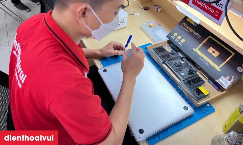 Các bước thay pin MacBook Pro chuẩn tại Điện Thoại Vui