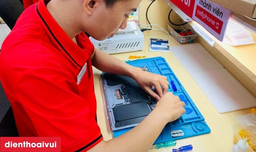 Kỹ thuật viên ngắt nguồn, tháo pin cũ và lắp pin chất lượng cao