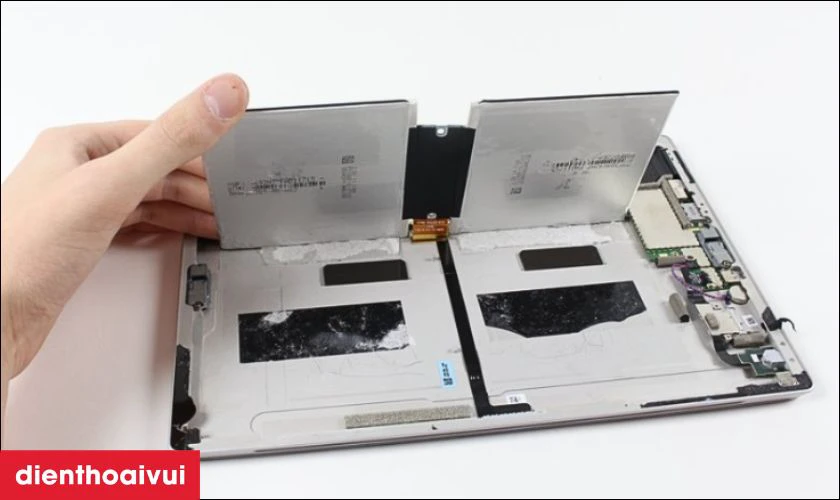 Có nên tự thay pin Microsoft Surface Book 2 tại nhà?