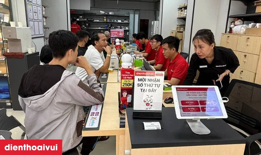 Quy trình thay pin OPPO Reno 8 chuyên nghiệp lấy liền tại Điện Thoại Vui