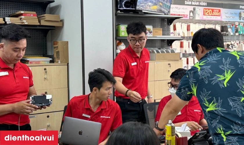 Khách hàng nhận lại thiết bị, kiểm tra lần cuối